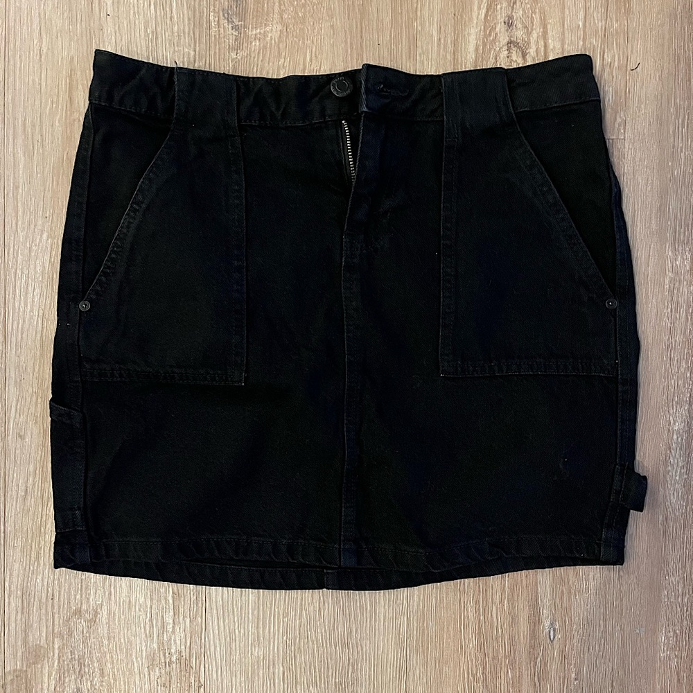 Denim skirt with pockets. Size Medium
